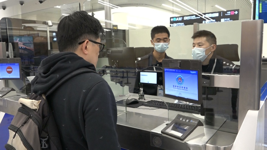 首位抵蓉马来西亚免签入境旅客正在办理免签入境手续。成都边检站供图