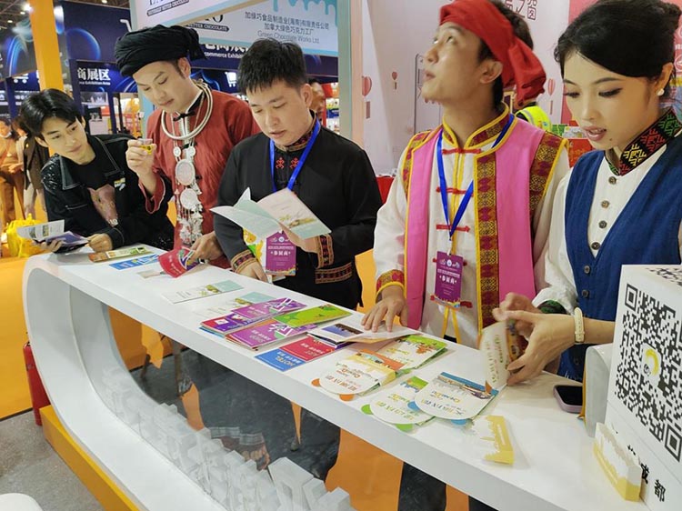 游客在成都展台了解成都的旅游資源。成都市文旅局供圖