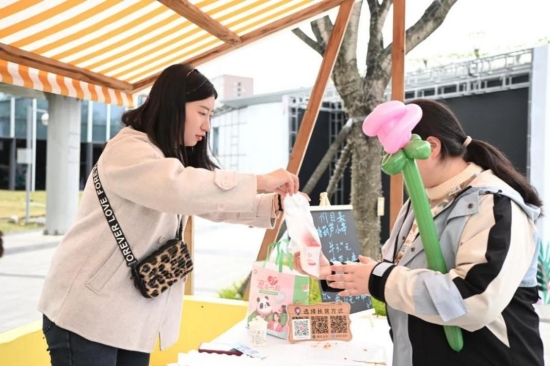 位於天府芙蓉園的武侯區“向陽而生”愛心集市攤位。成都市殘聯供圖