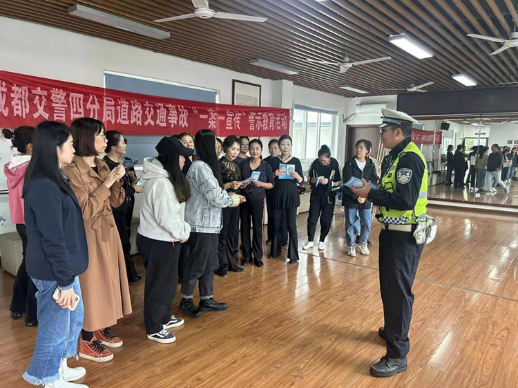 交警到社区进行现场说法。青羊区精神文明办供图