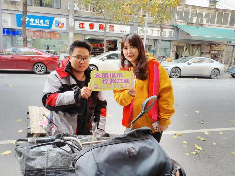 向快递小哥发出文明出行倡导书。青羊区精神文明办供图