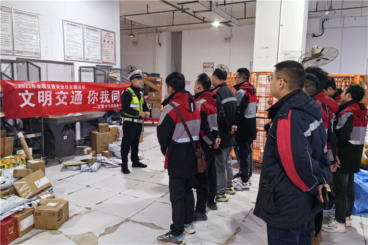 成都交警十分局民辅警在企业开展交通安全知识宣讲。新都公安供图