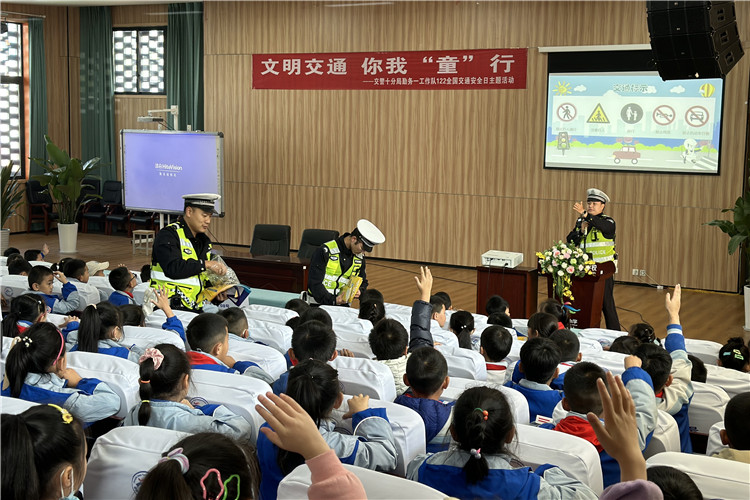 成都交警十分局民辅警在学校开展交通安全知识宣讲。新都公安供图