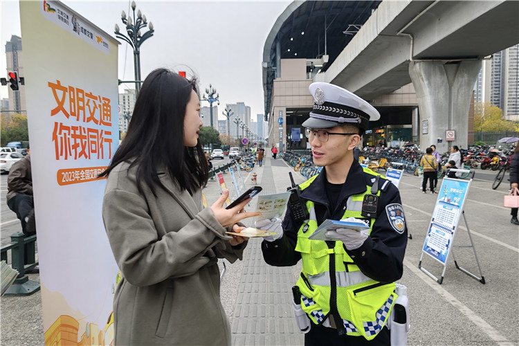 交通安全宣传点民警对市民进行宣传。新都公安供图