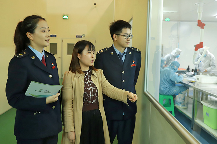 企业工作人员向税务干部介绍生产线情况。四川省税务局供图