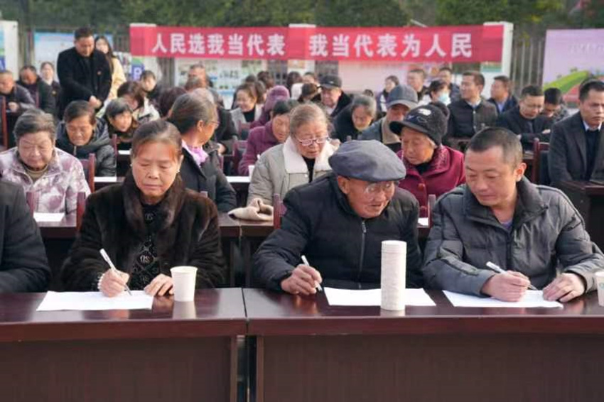 選民代表以無記名投票的方式，對述職代表進行測評。德陽人大供圖