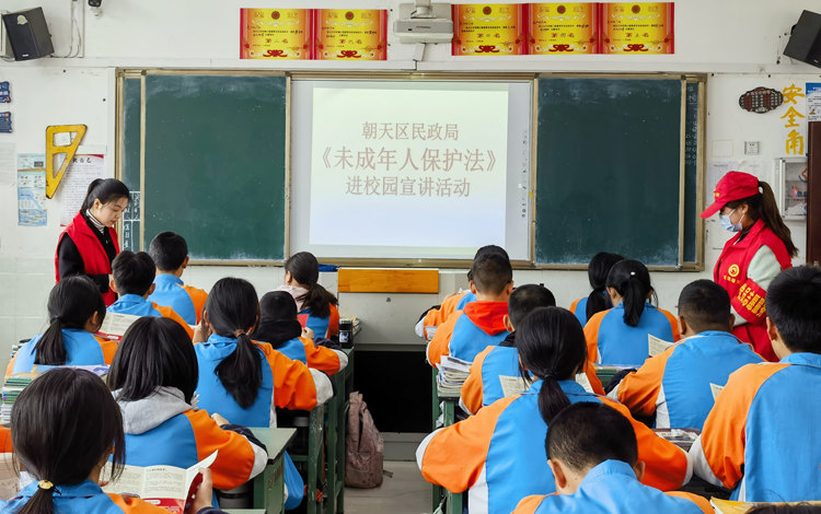 法治宣讲进校园。朝天区融媒体中心供图