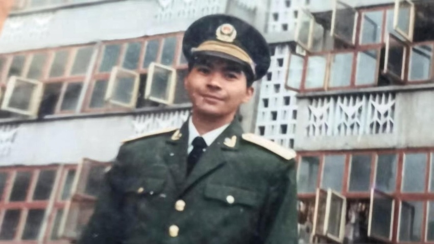 发黄的老照片里，卢远仲身着89式警服显得英姿飒爽。受访人供图