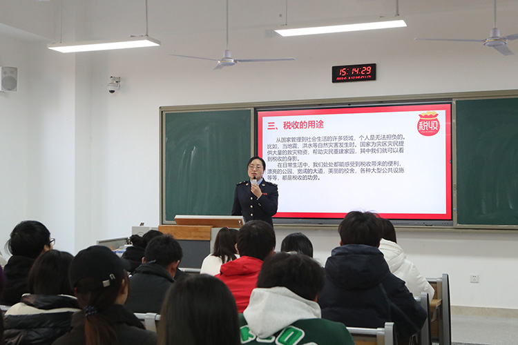 税务干部向同学们讲税法。陈镜霖摄