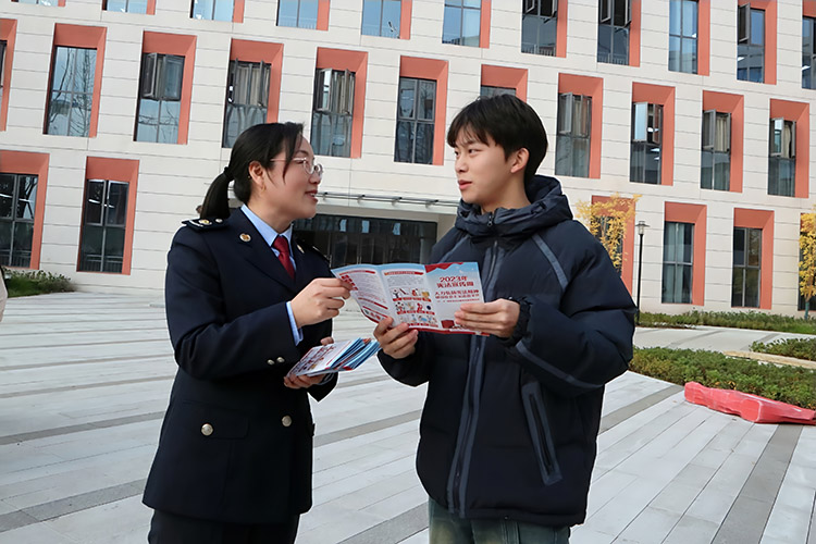 税务干部向同学宣传税法。陈镜霖摄