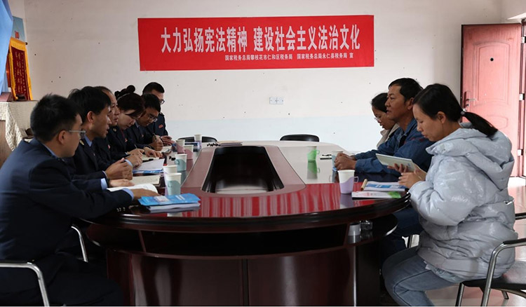 两地税务干部到企业举行普法宣传。攀枝花市税务局供图