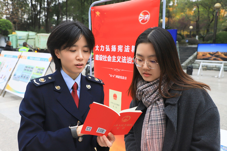税务干部进校园开展宪法宣传。成都市税务局供图