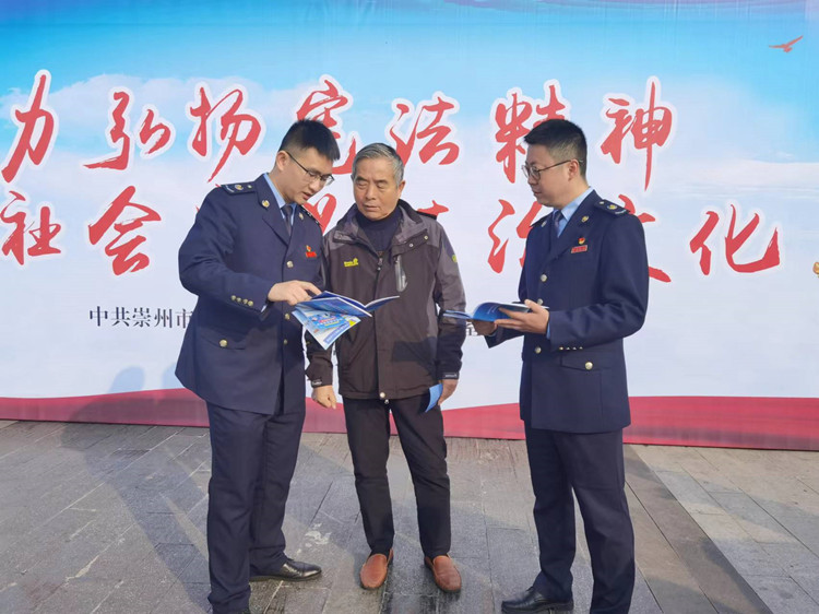 税务干部线下开展宪法宣传。成都市税务局供图