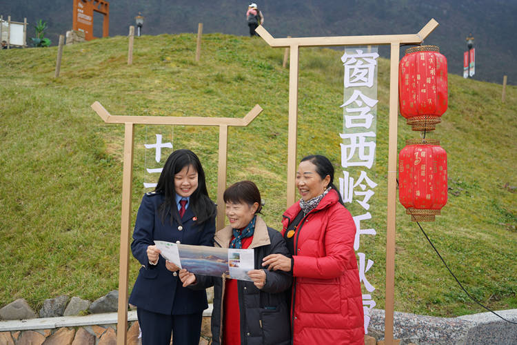 税务干部在西岭雪山风景区向游客宣传宪法和税收政策。成都市税务局供图