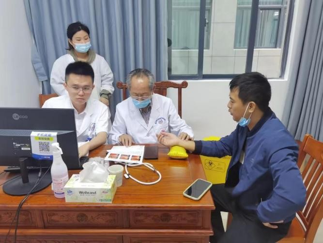 专家们坐诊带教。双流区中医医院供图