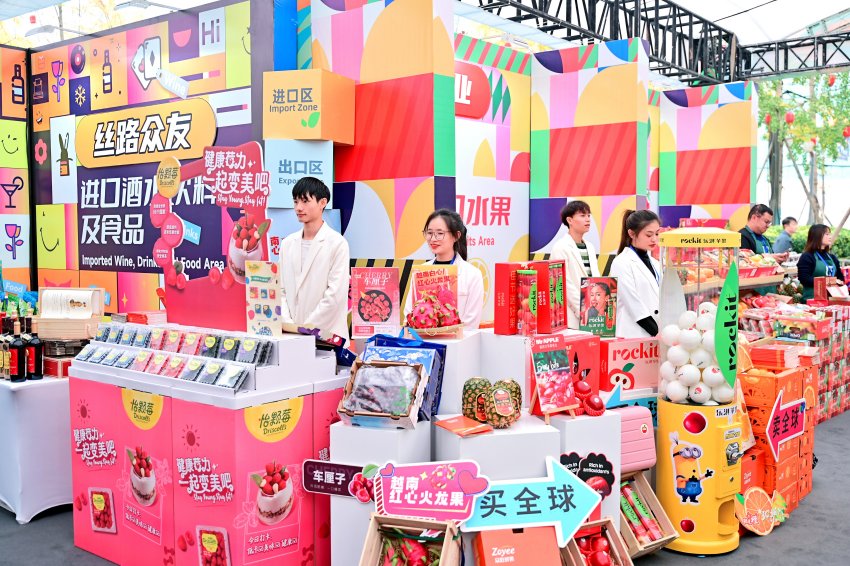活动现场展出的商品。成都市商务局供图