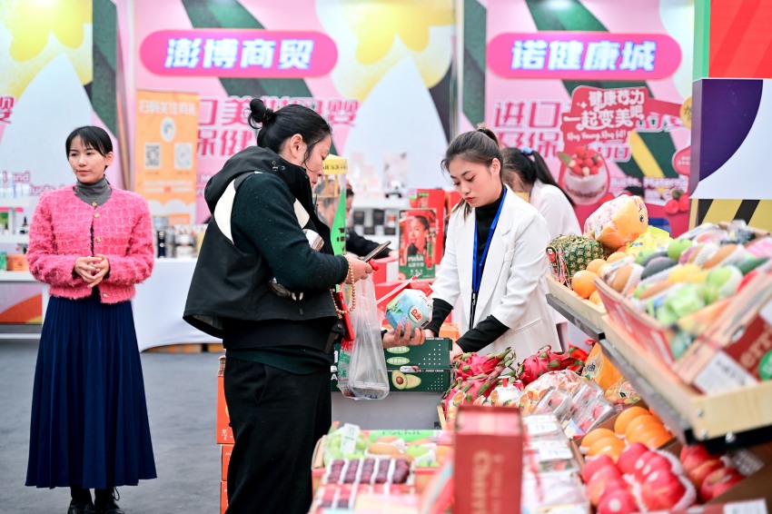 市民正在购买展出的商品。成都市商务局供图