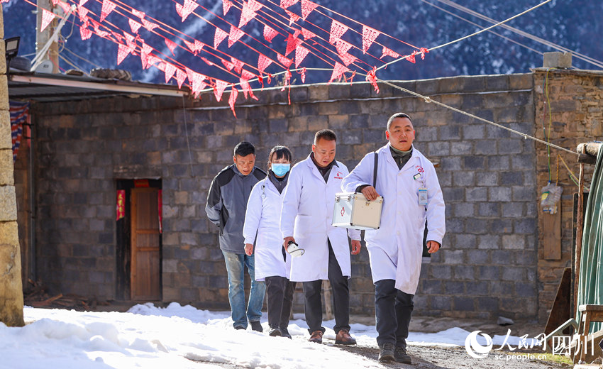 對口幫扶醫療小分隊行走在雪地裡。劉學懿攝