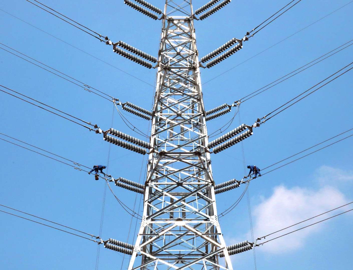 国网广安供电公司电力工人开展 220 千伏线路迁改施工。熊彬摄