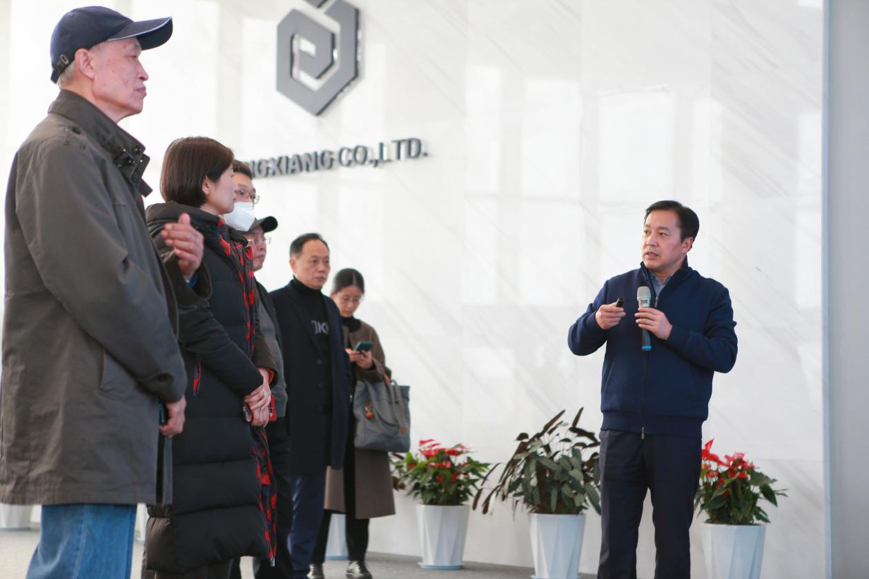 乐山市五通桥区委书记刘勇（右一）向调研组专家们介绍五通桥区建设“中国绿色硅谷”情况。