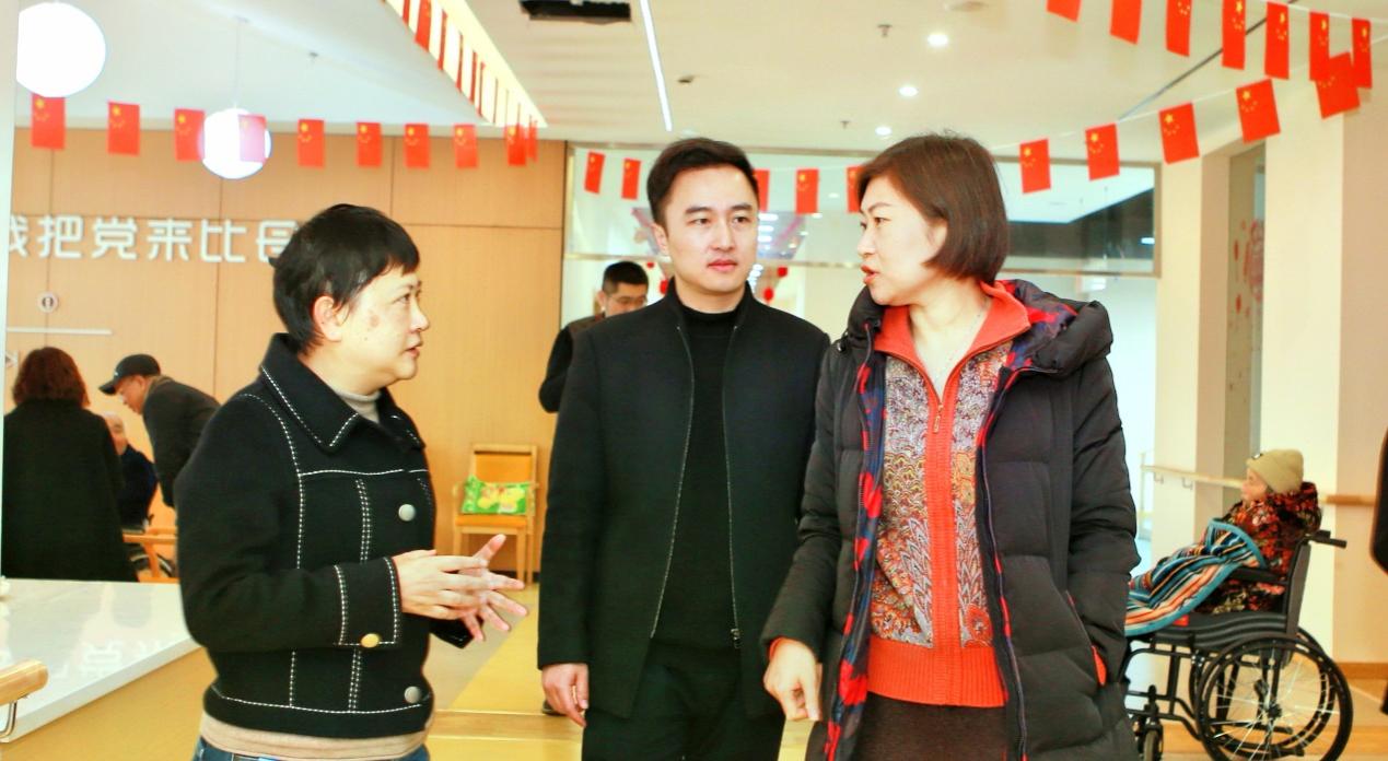 乐山市五通桥区委组织部长陈雨陪同调研专家在茶花社区为老服务中心与工作人员交流。