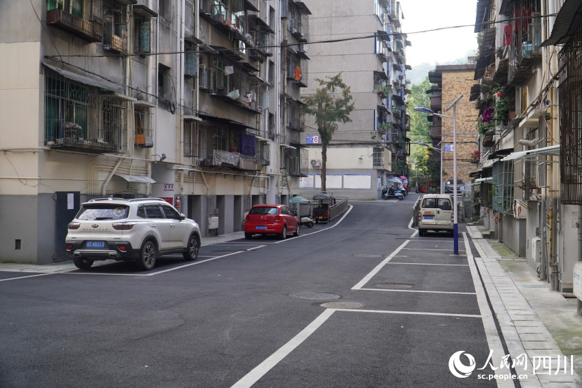 改造后的青江小区不仅路面平整还装上了太阳能路灯。人民网 赵祖乐摄