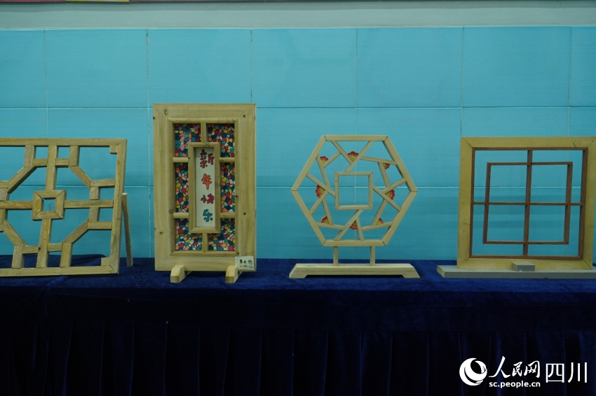 雨城区第四小学学生制作的“创意窗花”。人民网 赵祖乐摄