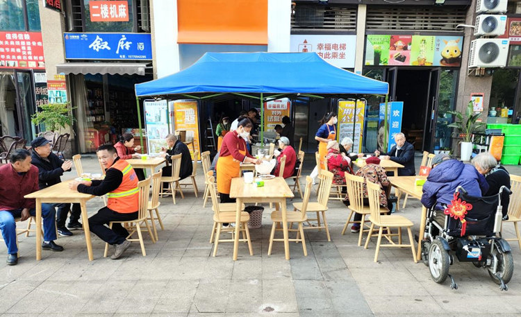 赵场街道双槐社区的幸福“食”光社区食堂。叙州区融媒体中心供图