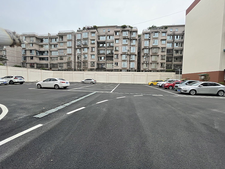 老旧小区改造后的停车场。方亭街道供图