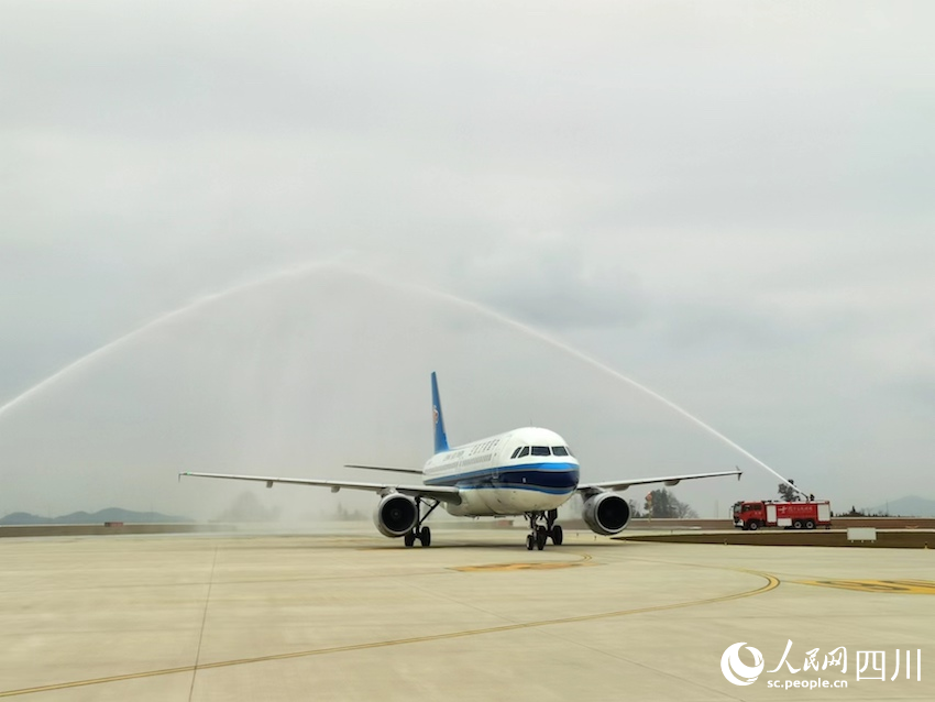 广州白云机场起飞的南航CZ2281次航班平稳降落古城机场，通过“水门”。人民网记者 郭莹摄