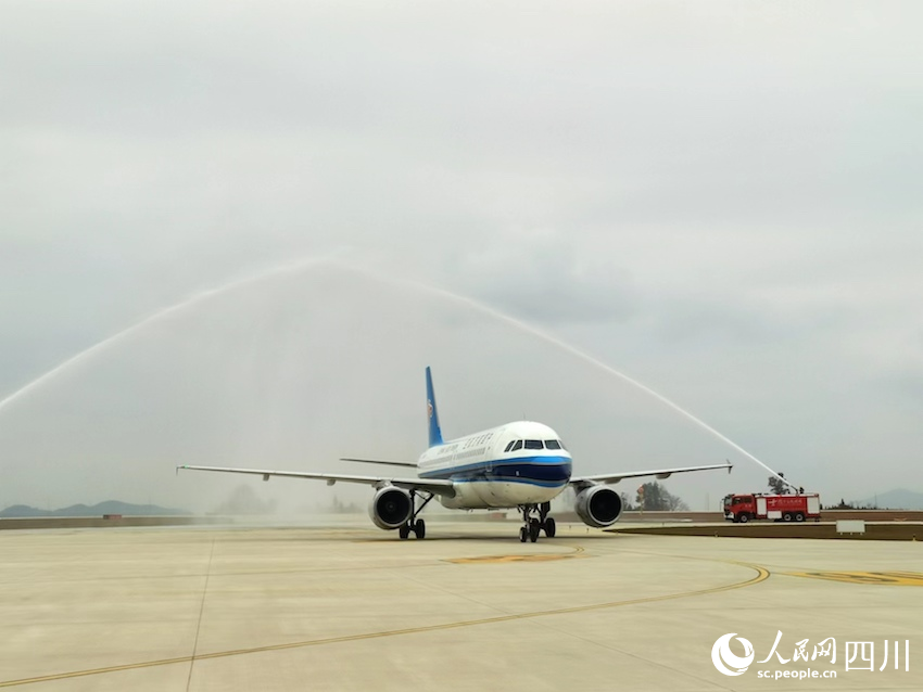 廣州白雲機場起飛的南航CZ2281次航班平穩降落古城機場，通過“水門”。人民網記者 郭瑩攝