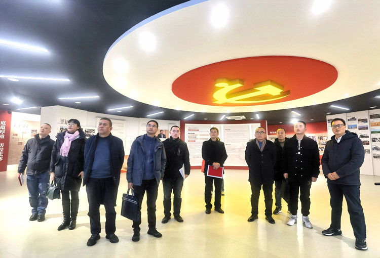 社会各界代表在广中调研。广元中学供图
