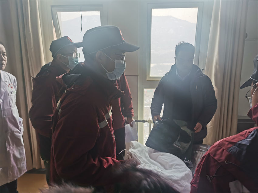 華西醫院專家組正在臨夏州人民醫院開展醫療救治工作。華西醫院供圖