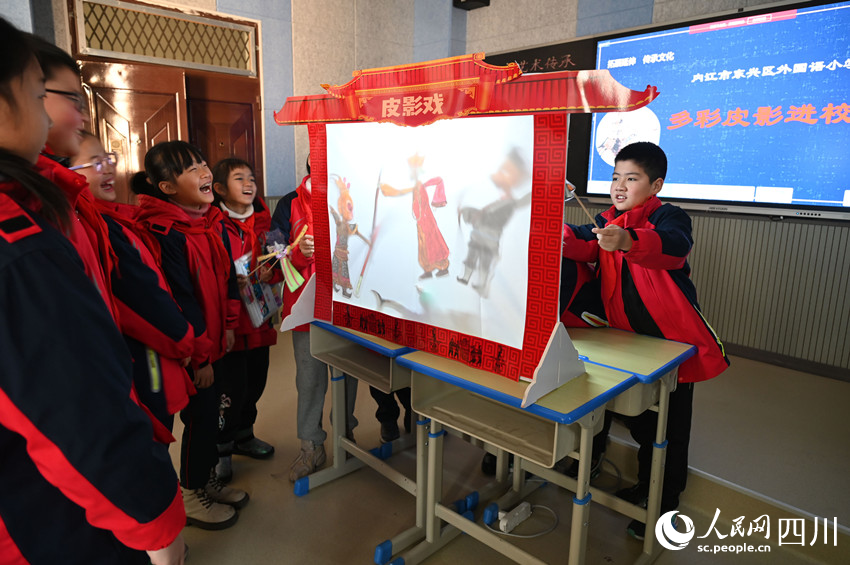 学生们近距离接触皮影戏艺术。兰自涛摄