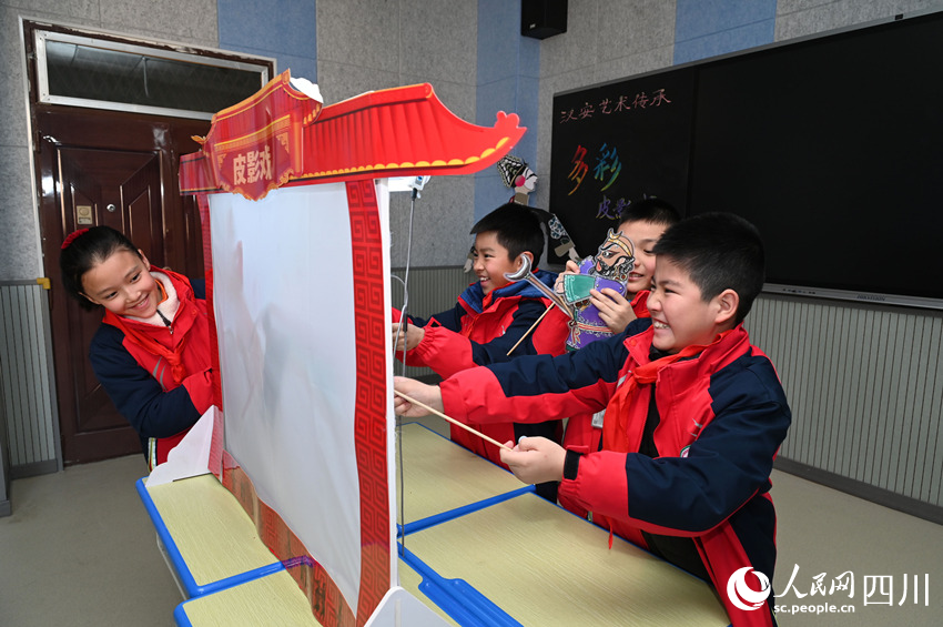 学生们近距离接触皮影戏艺术。兰自涛摄