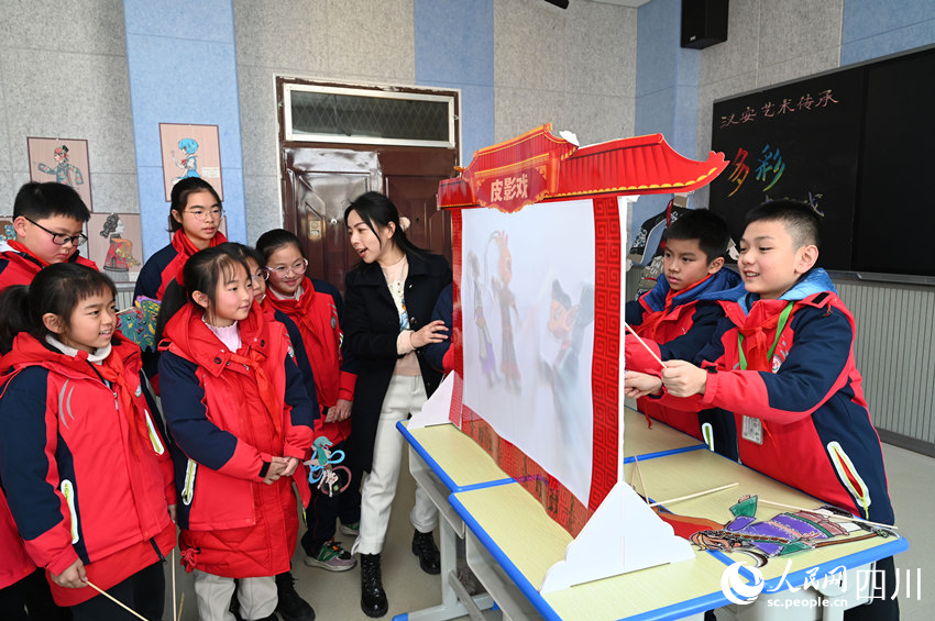 学生们近距离接触皮影戏艺术。兰自涛摄