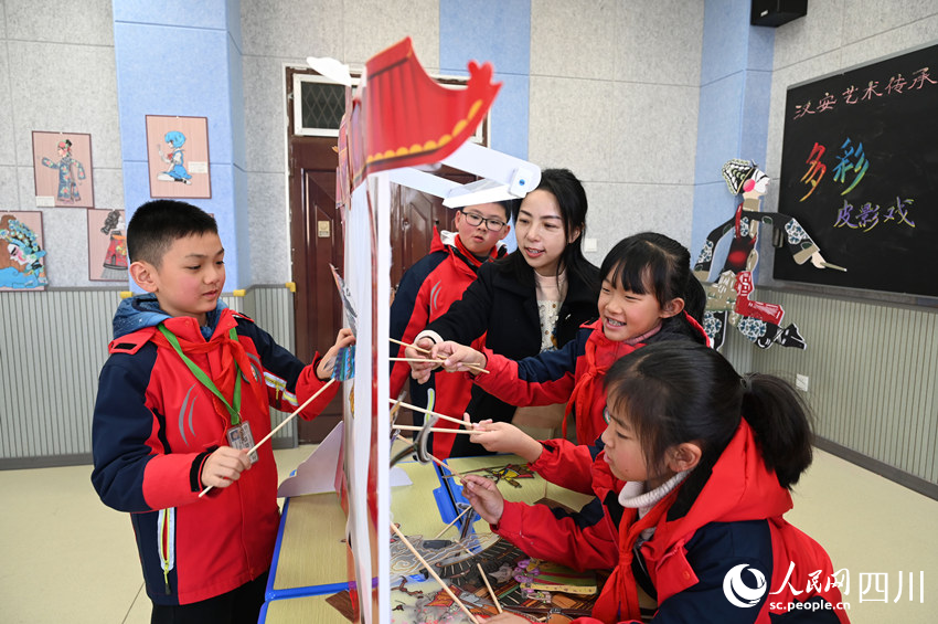 学生们近距离接触皮影戏艺术。兰自涛摄