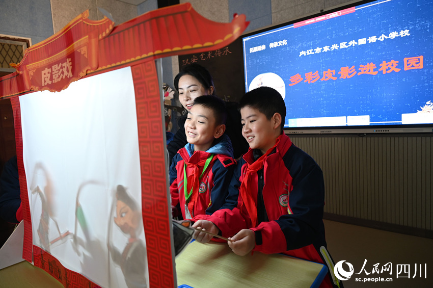 学生们近距离接触皮影戏艺术。兰自涛摄