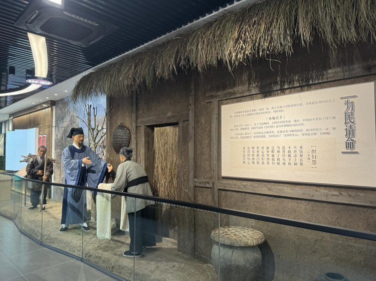 文同清风馆内的历史人物展示区。盐亭县纪委宣传部供图