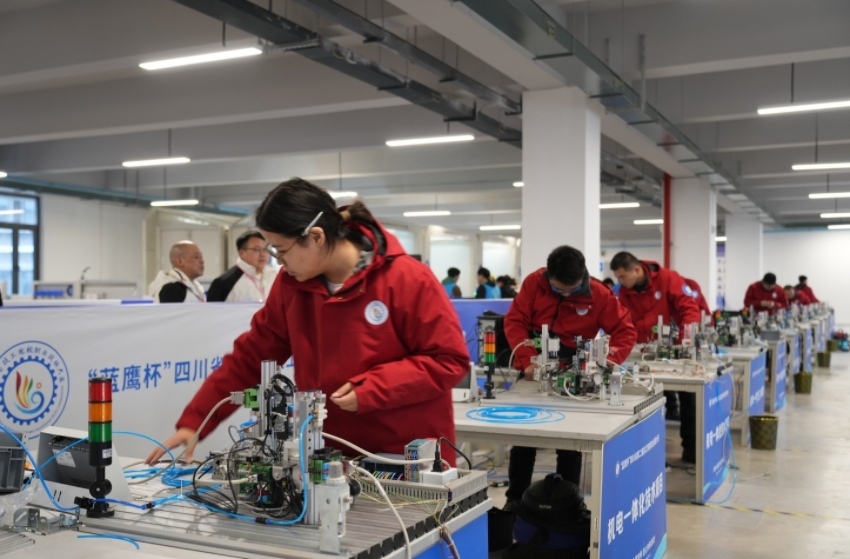 教师组机电一体化项目比赛。四川人社供图
