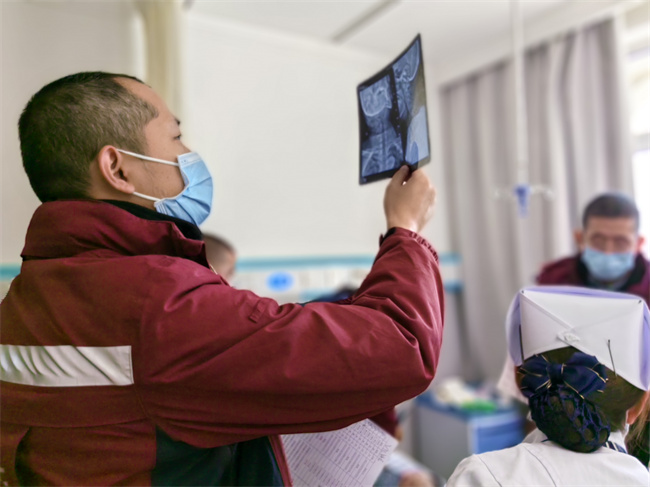 醫療專家組在民和縣開展地震傷員救治。四川省人民醫院供圖