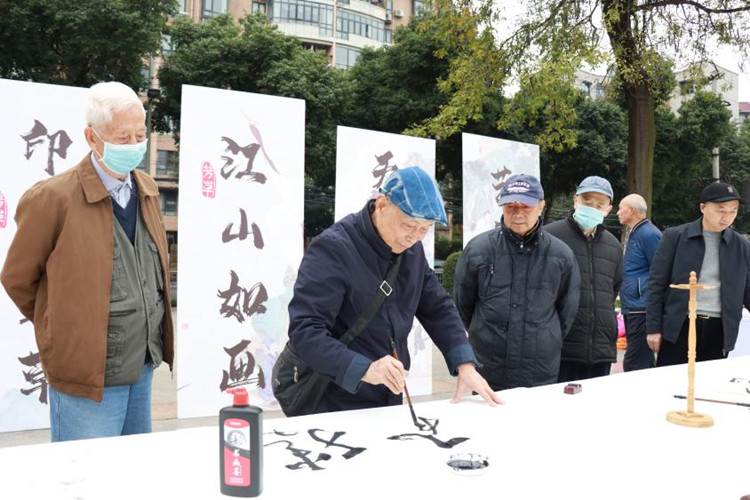 书画爱好者现场写字。主办方供图