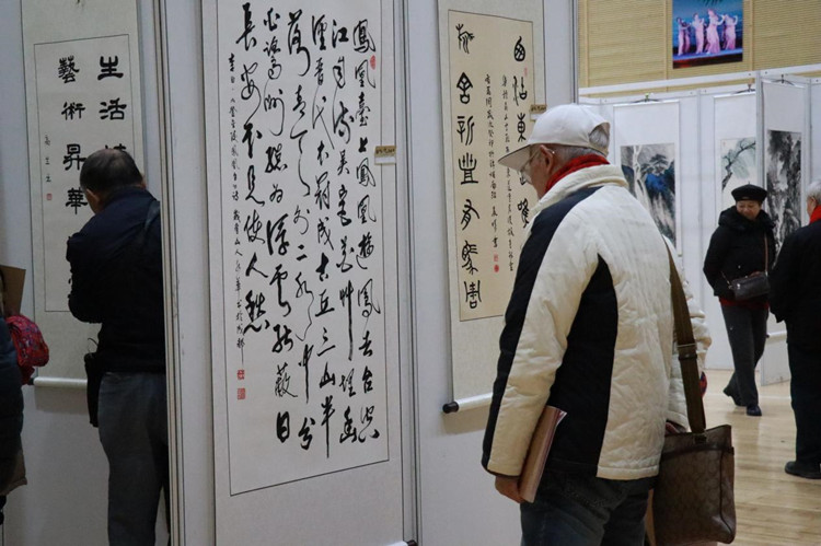 市民参观文化作品展展。主办方供图
