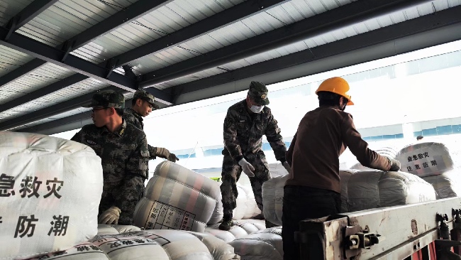 四川援助甘肃、青海地震灾区10万件棉衣棉被。四川省应急管理厅供图