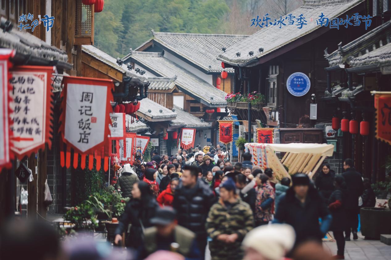 繁华街头，快乐感受。大邑县委宣传部供图
