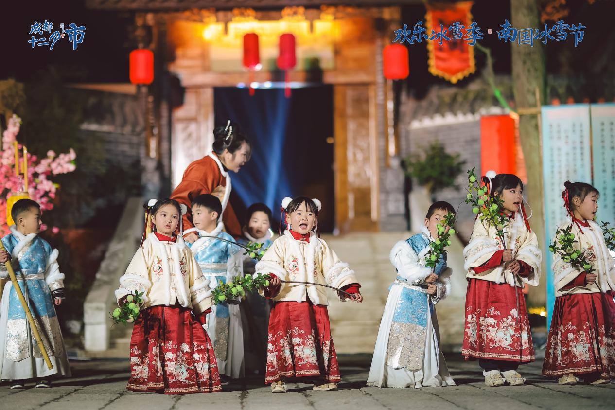 可爱的孩子们如同穿越历史。大邑县委宣传部供图