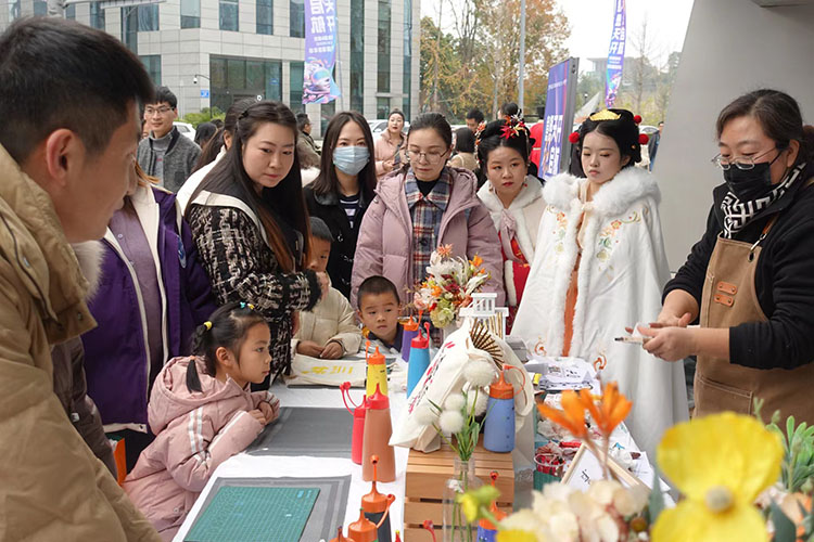 网红主播介绍产品引起市民关注。天府新区融媒体中心供图