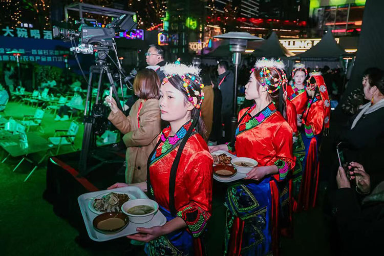 身着民族服饰的藏族姑娘为成都市民端来羊肉。主办方供图