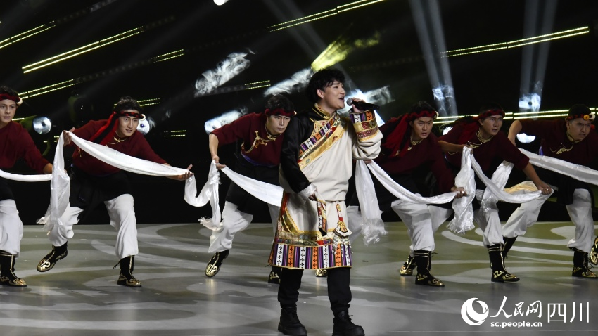 2023中国（四川）首届民族音乐周开幕式现场表演。人民网记者 王洪江摄