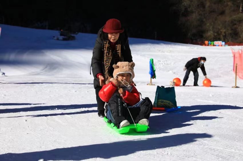 市民在滑雪游玩。汶川县委宣传部供图